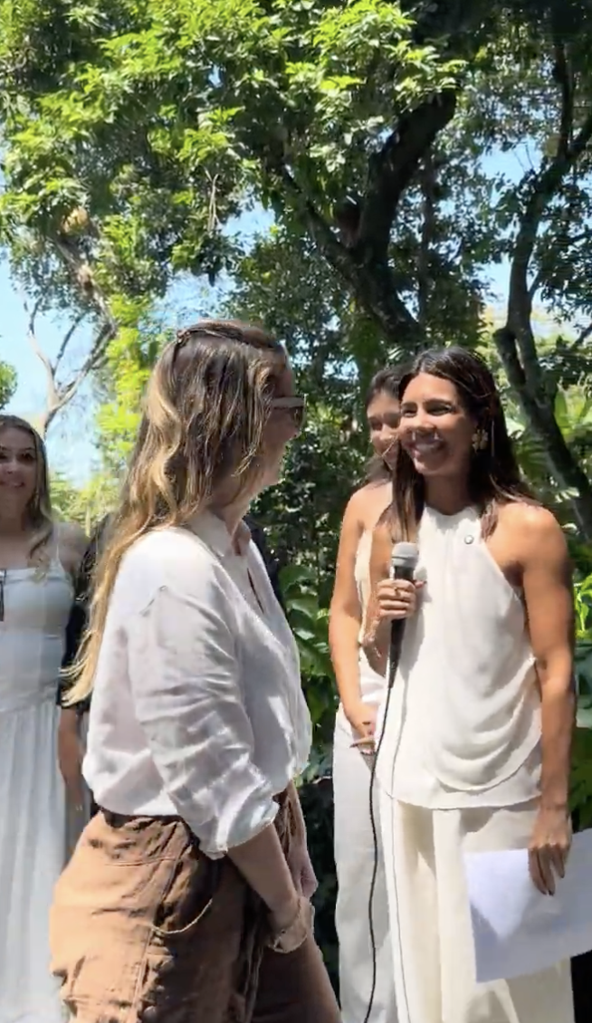 Luana Uchôa conduzindo um evento de bem-estar ao ar livre